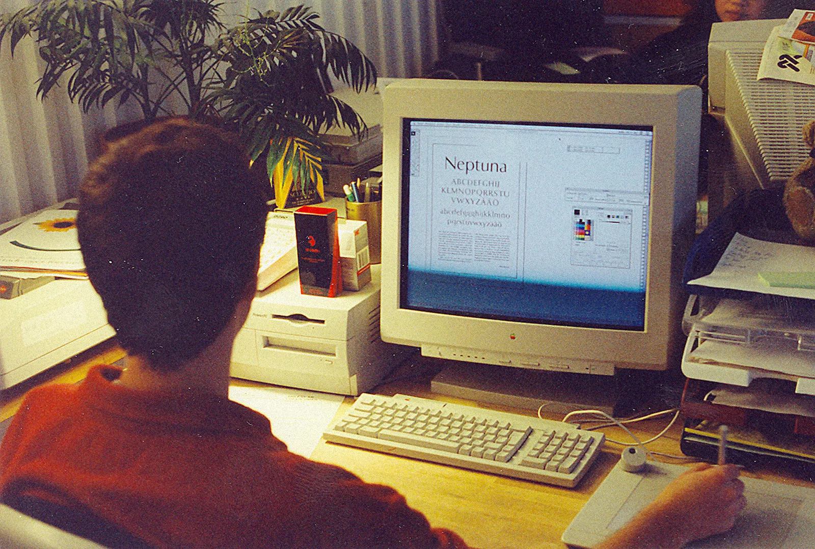 Archival photo of Göran Söderström from behind, seated at a Power Macintosh 7100 with the first version of Neptuna on screen.